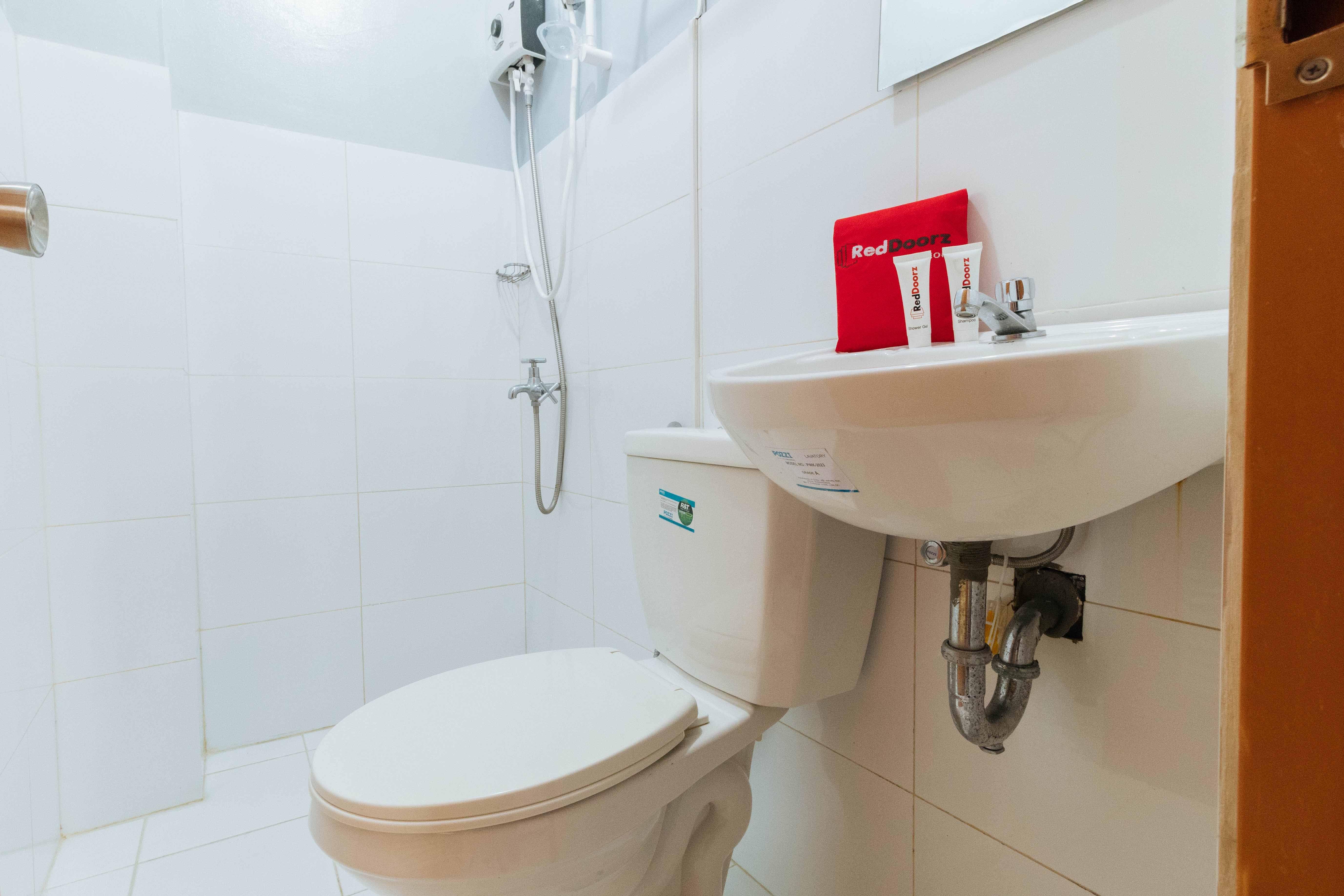 Reddoorz Near Naia Terminal 1 Hotel Paranaque City Bagian luar foto