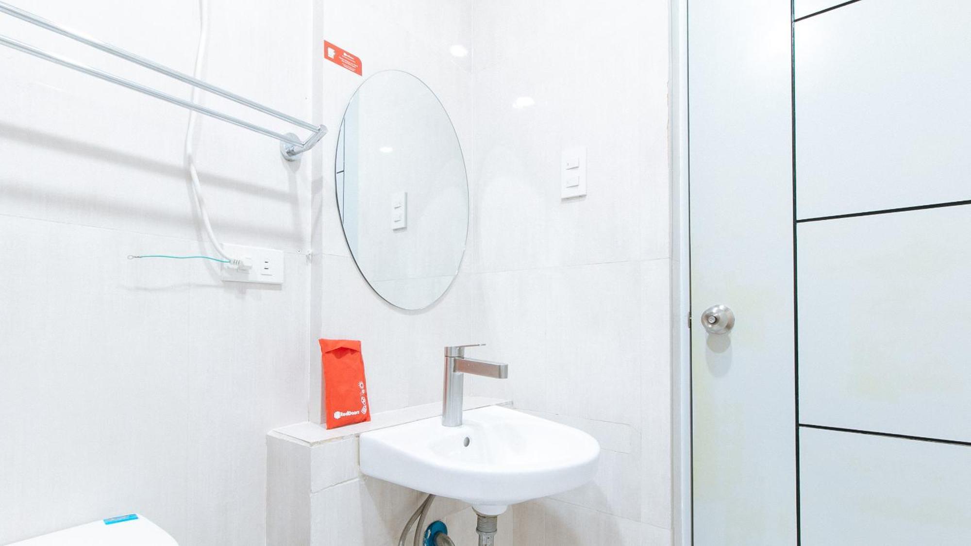 Reddoorz Near Naia Terminal 1 Hotel Paranaque City Bagian luar foto
