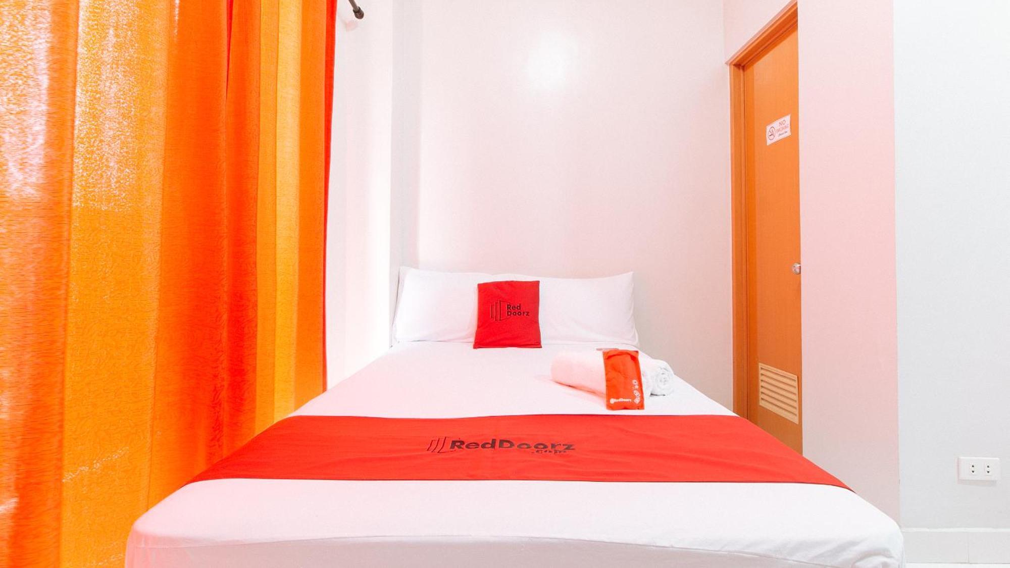 Reddoorz Near Naia Terminal 1 Hotel Paranaque City Bagian luar foto
